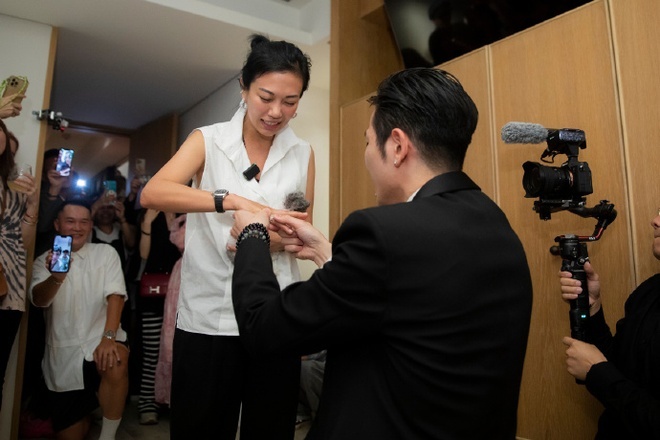 Tiêu Kính Đằng ngỏ lời cầu hôn bạn gái hơn 13 tuổi.