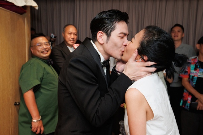 Cặp đôi được rất nhiều người chúc phúc.