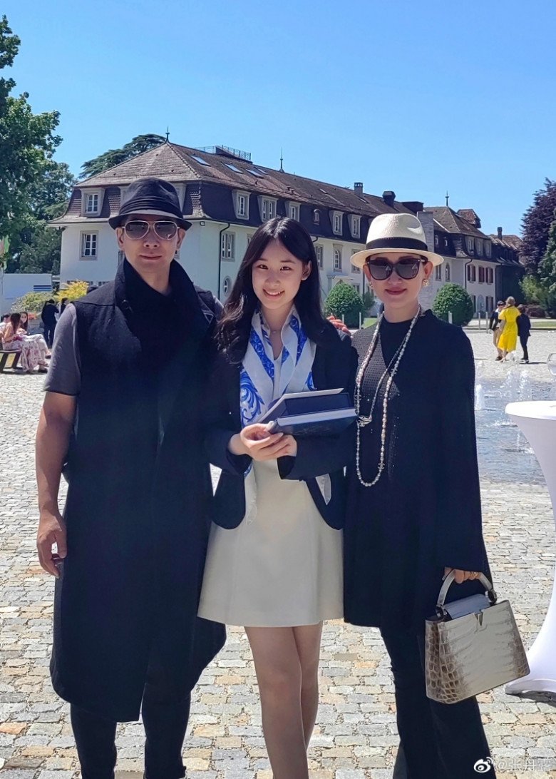 Trương Đan Lộ đăng ảnh hai vợ chồng tới chúc mừng con gái tốt nghiệp cấp 3.