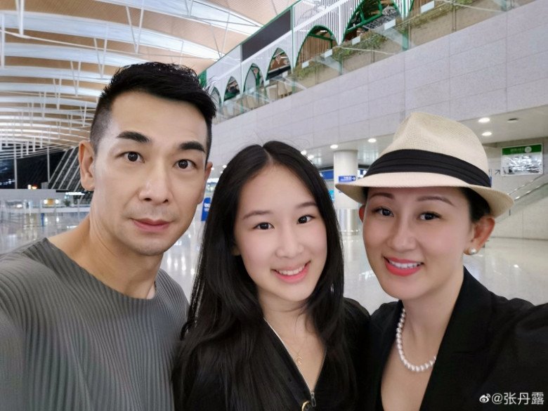 Cả hai vợ chồng rất tự hào về cô con gái đầu lòng vừa xinh đẹp vừa giỏi giang.