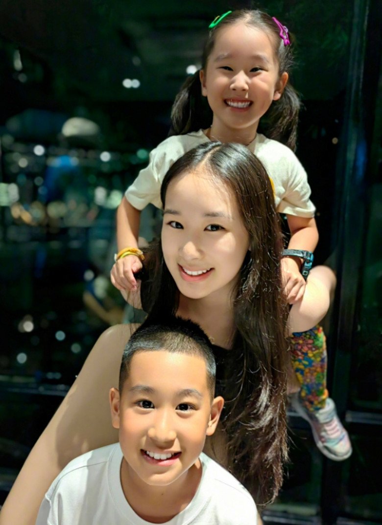 Hình ảnh Triệu Tử Dương chụp hình cùng với các em mỗi khi về nghỉ hè ở Trung Quốc. 