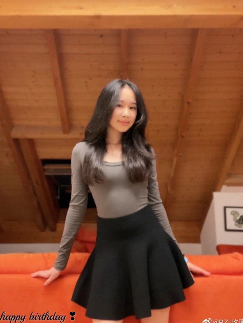 Cô bé không còn nhỏ con và bầu bĩnh trước kia mà đã trổ mã khác biệt.