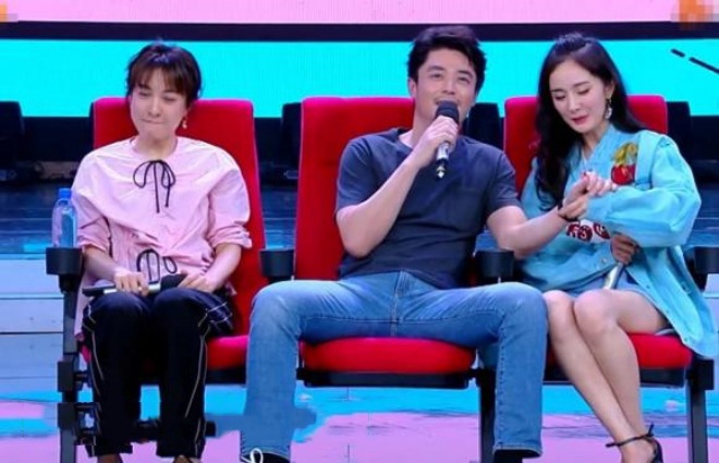 Ngay lập tức, nàng tiểu hoa có màn xử lý khá thông minh.