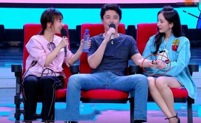 Cô đảo ngược tay để đàn anh chỉ nắm ngón cái của mình.