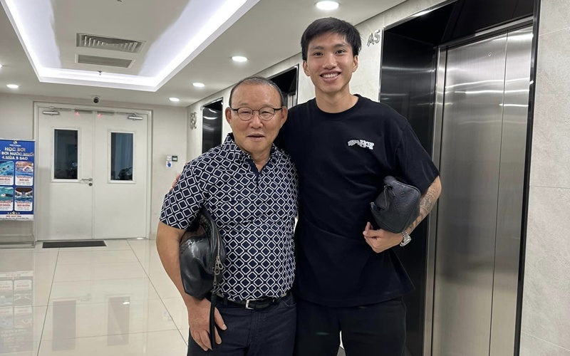 HLV Park Hang Seo đang có mặt tại Việt Nam, mới đây Đoàn Văn Hậu đã đến ngôi nhà của ông tại tòa nhà The K-Park thuộc Khu đô thị Văn Phú (Hà Đông, Hà Nội) để thăm thầy cũ. 
