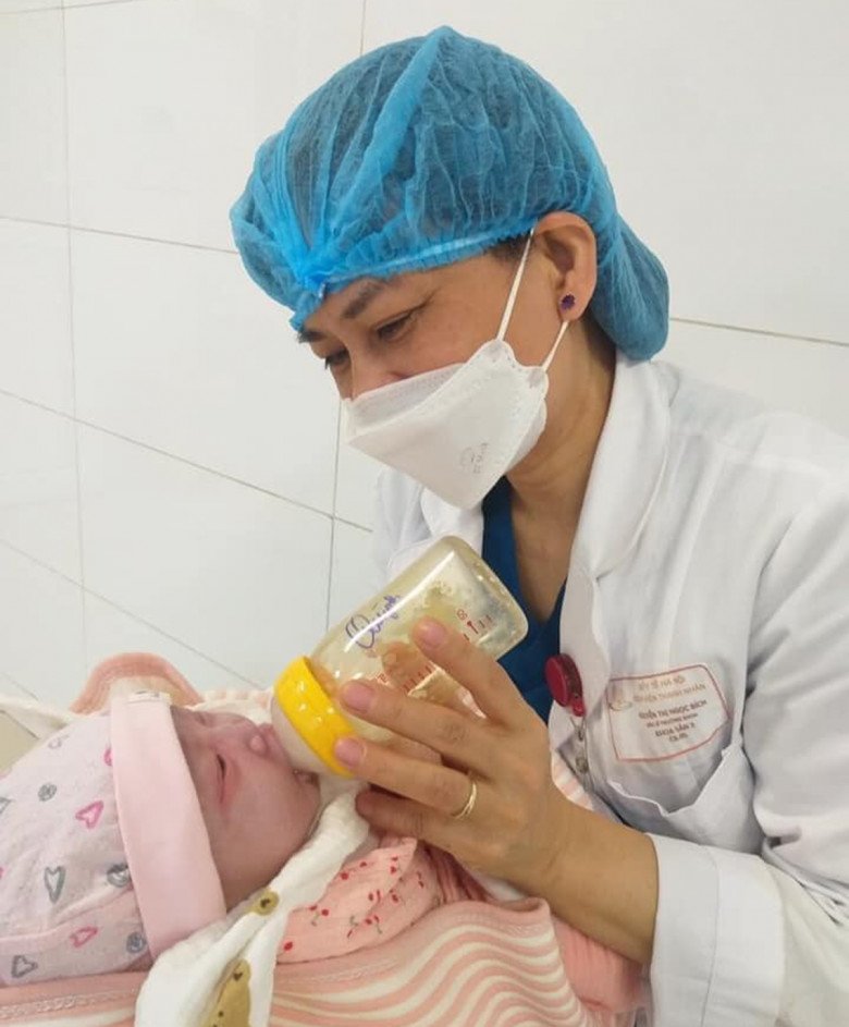 Nữ bác sĩ hết lòng vì các sản phụ, coi sản phụ như người nhà mình. (Ảnh: BSCC)