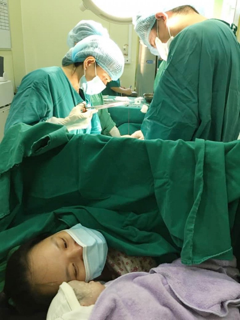 Suốt 22 năm nay, bác sĩ Ngọc Bích nổi tiếng là bà đỡ mát tay tại viện Thanh Nhàn của nhiều đứa trẻ. (Ảnh: BSCC)