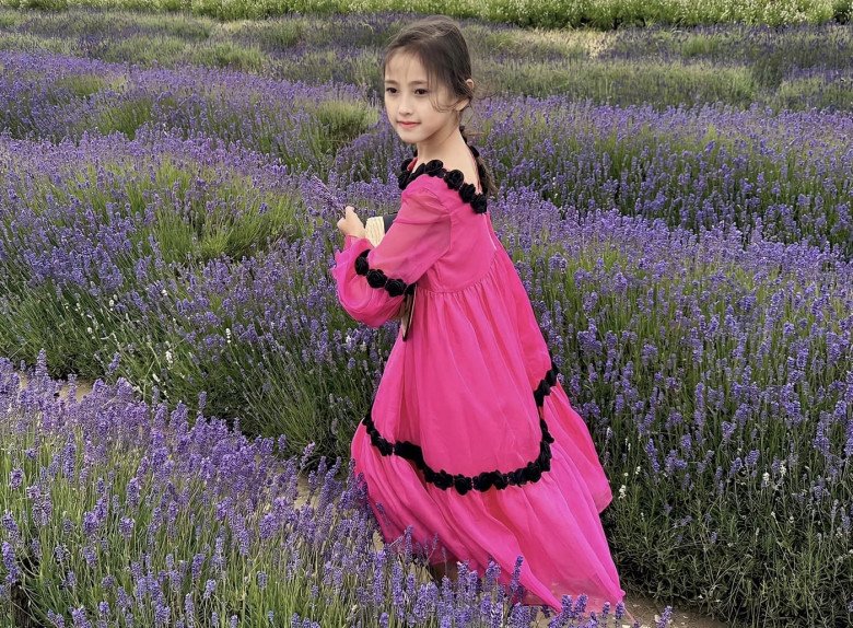 Con gái sinh ở Mỹ của Hoa hậu Hà Kiều Anh 8 tuổi xinh đẹp như thiên thần, là mẫu nhí đắt show - 6
