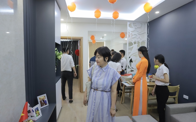 Sau khi vui vẻ nhận món quà, ông Park cùng vợ và trợ lý đã tự mình lựa chọn căn hộ cũng như các thiết kế, nội thất… 
 
