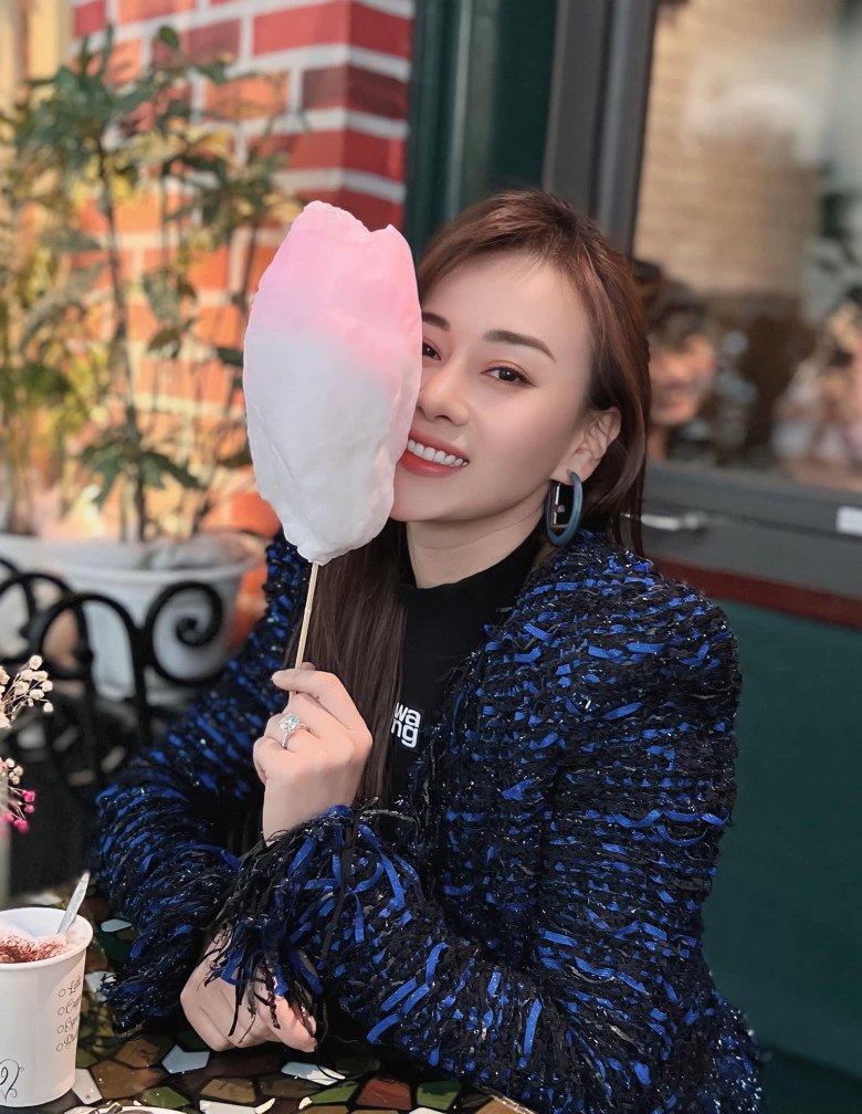 Người đẹp khoe nhẫn lần đầu tiên vào cuối năm 2022.
