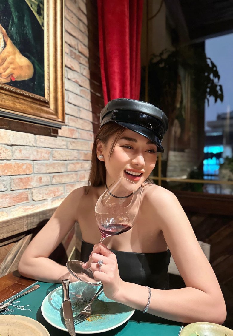 Từ đầu năm đến nay, Phương Oanh chăm chụp ảnh khoe nhẫn.