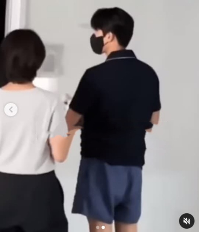 Dáng vẻ ống thấp ống cao của nam tài tử khiến nhiều người phì cười.