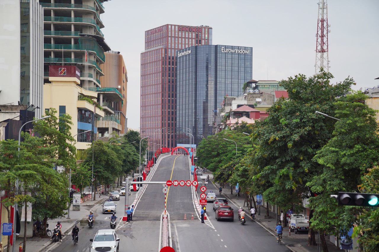 Cầu vượt chữ C tại nút giao giao thông đường Chùa Bộc - Phạm Ngọc Thạch chính thức thông xe.