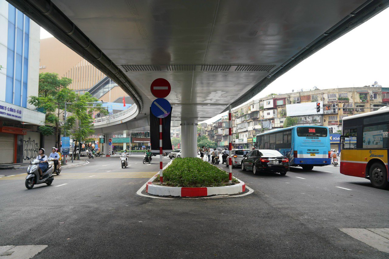 Các phương tiện được phép quay đầu tại điểm mở bên dưới gầm cầu.
