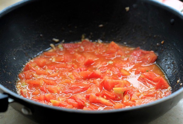 Đun quả cà chua thật chín nhừ và keo dán lại nhằm là nước sốt