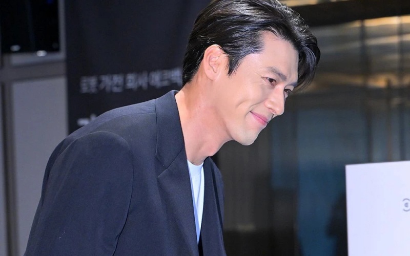 Trong sự kiện hôm nay, Hyun Bin liên tục nở nụ cười tươi, để lộ hai má lúm đồng tiền mang tiếng thương hiệu.
