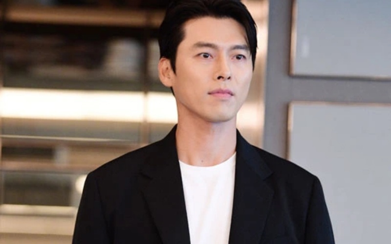 Ông xã Son Ye Jin đã khiến công chúng sốt vì diện mạo ở tuổi 40. Hyun Bin nổi bật với ngoại hình điển trai chuẩn cực phẩm.
