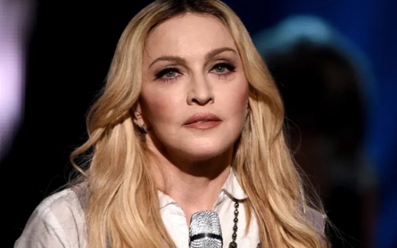 Mới đây, ngôi sao nhạc pop Madonna đã xuất viện trở về nhà sau khi đi cấp cứu vì nhiễm khuẩn nghiêm trọng. Nhưng, cô được cho là vẫn còn rất yếu và chưa thể ra khỏi giường.
