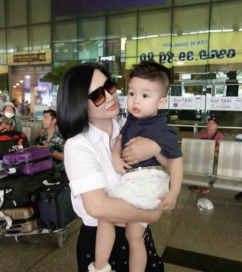 Trizzie Phương Trinh chụp ảnh cùng bạn gái mới của Bằng Kiều, 3 con trai lớn lần đầu gặp mặt em út - 5