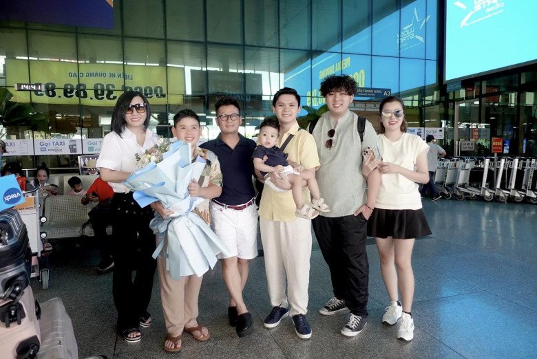 Trizzie Phương Trinh chụp ảnh cùng bạn gái mới của Bằng Kiều, 3 con trai lớn lần đầu gặp mặt em út - 4
