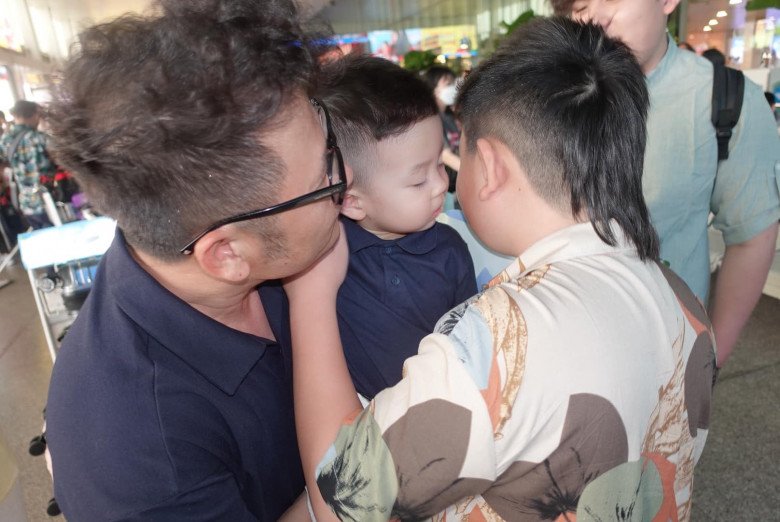 Trizzie Phương Trinh chụp ảnh cùng bạn gái mới của Bằng Kiều, 3 con trai lớn lần đầu gặp mặt em út - 2
