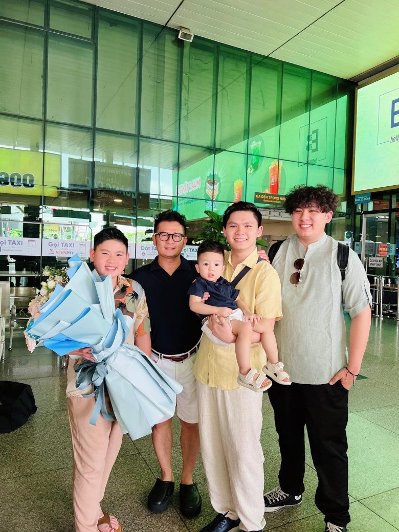 Trizzie Phương Trinh chụp ảnh cùng bạn gái mới của Bằng Kiều, 3 con trai lớn lần đầu gặp mặt em út - 1