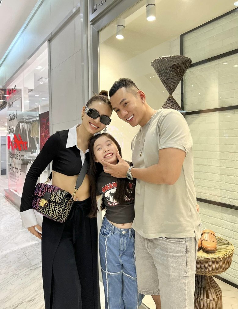Hậu đám cưới, cặp đôi thường xuyên đưa con gái đi chơi, đi du lịch đó đây.