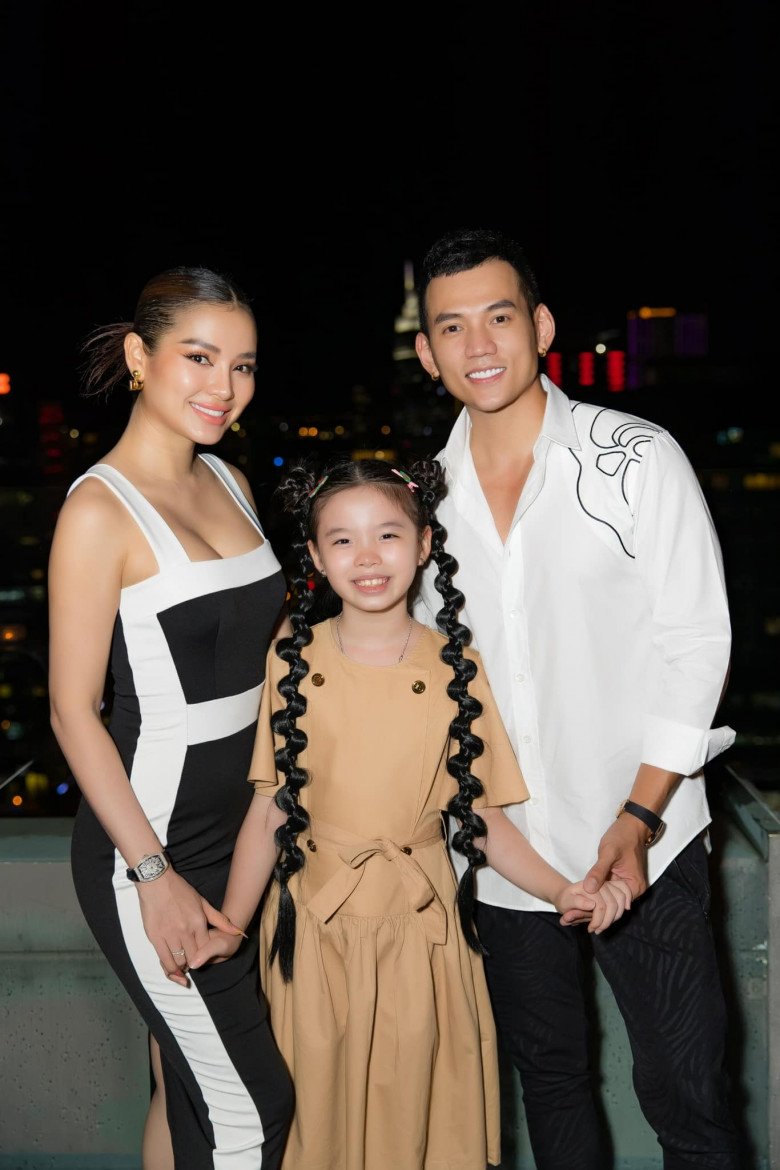 Mia là con riêng của Phương Trinh Jolie, năm nay 10 tuổi, được mẹ giấu kín suốt 9 năm mới công khai.