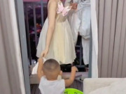 Yêu con - Chồng quay cảnh con trai phơi quần áo, dân tình lại chú ý cô vợ gợi cảm: Chồng quá may mắn!