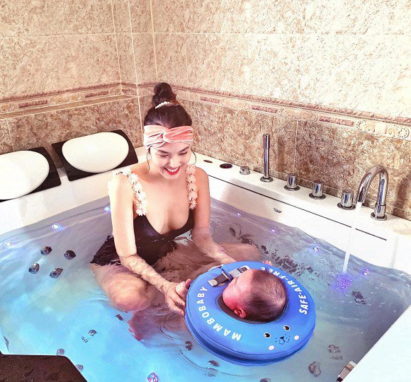 Nữ diễn viên khoe cảnh tắm cho con gái, ai cũng xuýt xoa: Mẹ đẹp, con đáng yêu - 8