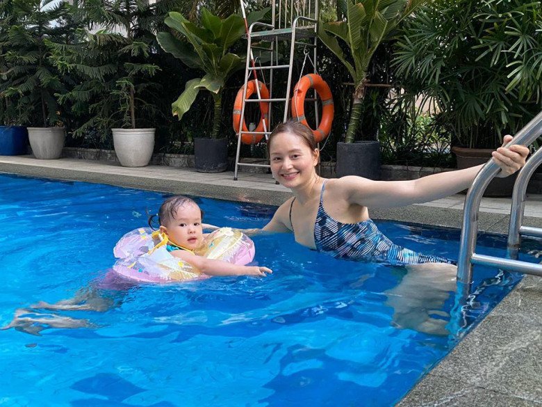 Nữ diễn viên khoe cảnh tắm cho con gái, ai cũng xuýt xoa: Mẹ đẹp, con đáng yêu - 10