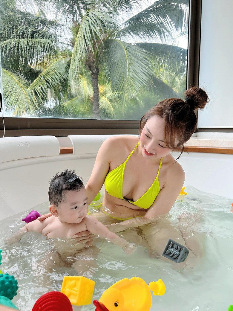 Nữ diễn viên khoe cảnh tắm cho con gái, ai cũng xuýt xoa: Mẹ đẹp, con đáng yêu - 4