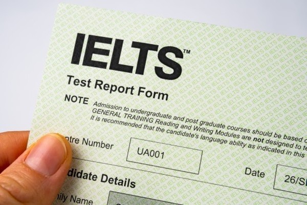 IELTS là hệ thống bài kiểm tra về khả năng sử dụng thành thạo tiếng Anh qua bốn kĩ năng Nghe, Nói, Đọc, Viết.