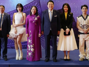 Ngất ngây nhan sắc người đẹp vinh dự hát trước Tổng thống và Đệ nhất Phu nhân Hàn Quốc