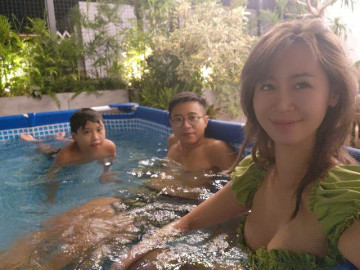 Hoa hậu Việt hé lộ cuộc sống gia đình: Cùng chồng đại gia và con trai ngâm bể bơi phao ngay giữa biệt thự tiền tỷ