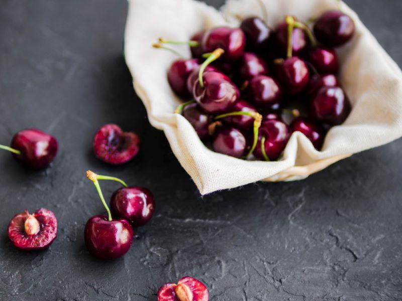 Cherry rất thơm ngon, giàu dinh dưỡng nhưng theo Bộ Nông nghiệp Mỹ thì cherry cũng chứa dư lượng thuốc trừ sâu cao, đặc biệt là Neonicotinoid - loại thuốc rất độc, gây ảnh hưởng đến sức khỏe thai nhi và trẻ nhỏ.
