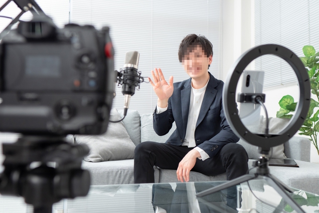 Theo quy định cá nhân có thu nhập từ 100 triệu đồng/năm từ các nền tảng Youtuber, tiktok phải nộp thuế thu nhập cá nhân. Ảnh minh họa: TL