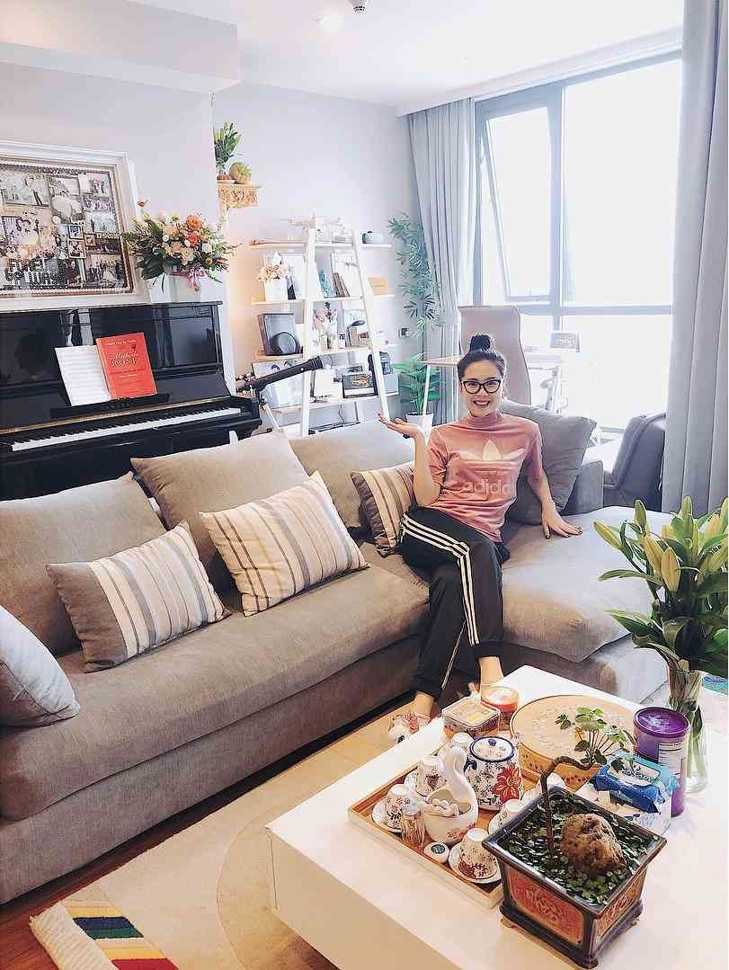 Ngoài căn nhà mới này, MC Mai Ngọc từng chia sẻ khá nhiều về một căn chung cư cao cấp được bày trí theo phong cách hiện đại. Trong đó, khu vực phòng khách và phòng tập được cô cho lên sóng nhiều nhất.