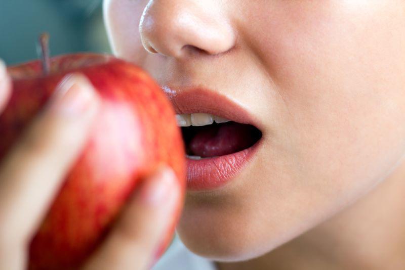 Thuốc trừ sâu được phun trong quá trình trồng có thể bám vào vỏ táo và ngấm sâu vào bên trong. Vì vậy, khi ăn táo, bạn cần rửa thật kỹ lưỡng và gọt vỏ để giảm tối đa việc nhiễm độc cho cơ thể.
