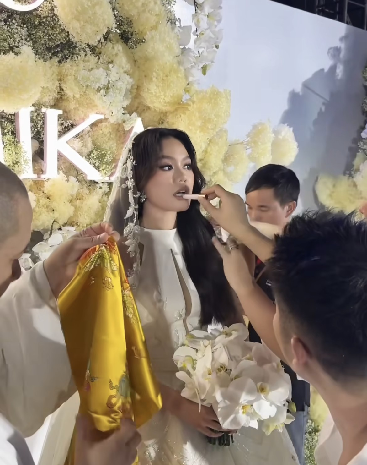 Thiên kim gia tộc sống thiền bí ẩn nhất Việt Nam làm cô dâu, mặc áo dài cưới "độc nhất vô nhị" - 5