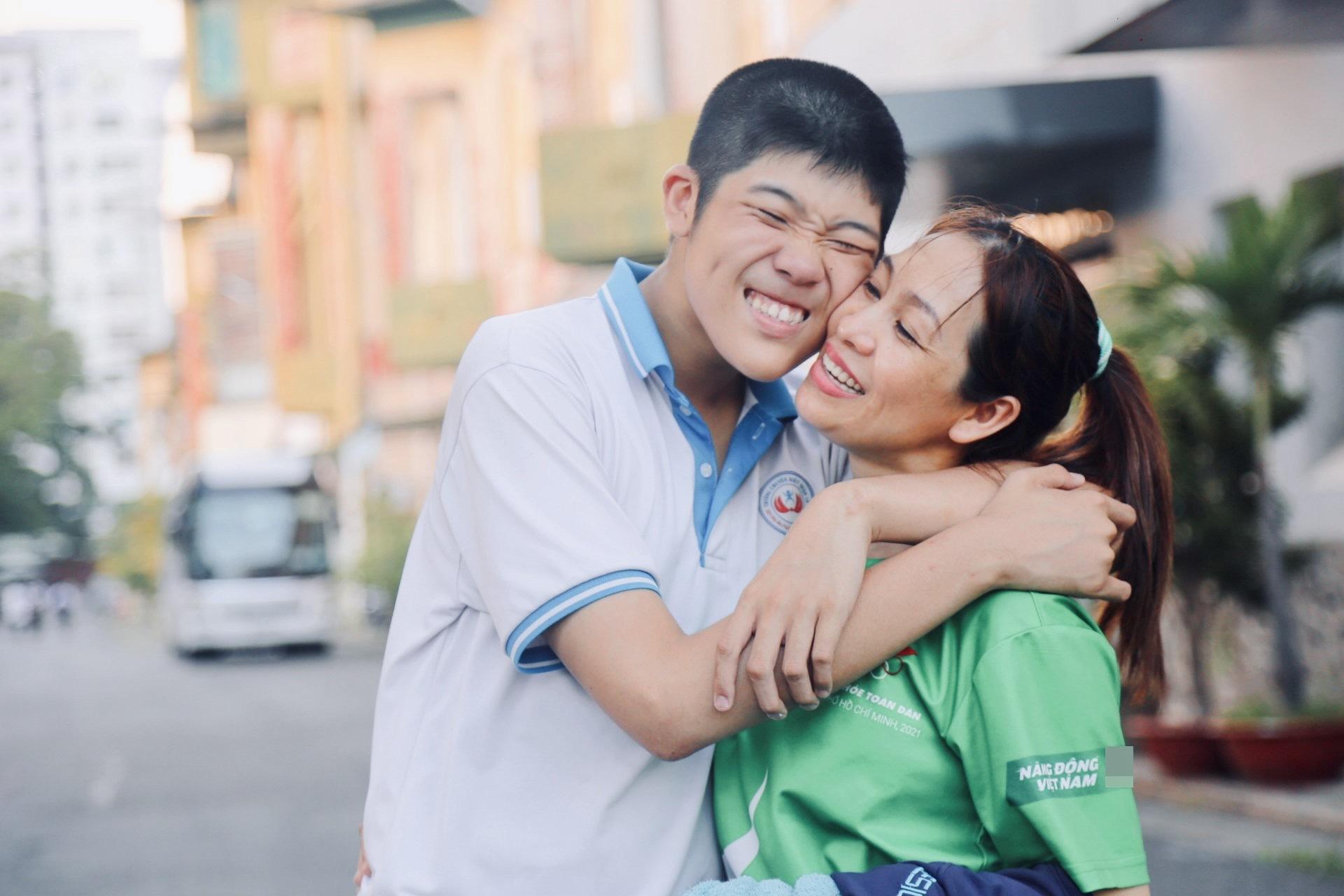 Tâm sự nhói lòng của người mẹ có con tự kỷ: Chết lặng nhìn con tự đánh mình, chỉ biết ôm con khóc trong vô vọng… - 1