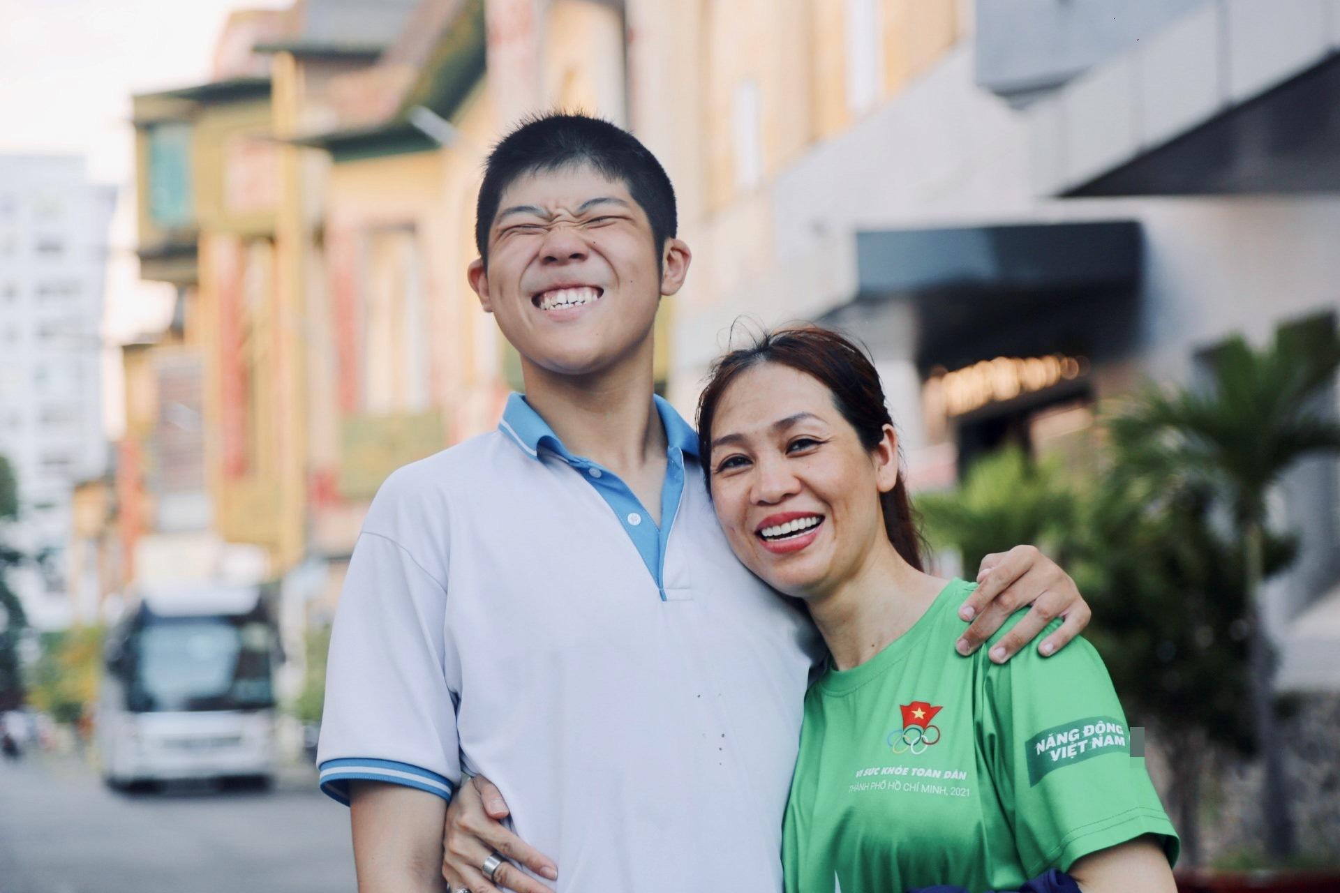 Tâm sự nhói lòng của người mẹ có con tự kỷ: Chết lặng nhìn con tự đánh mình, chỉ biết ôm con khóc trong vô vọng… - 10