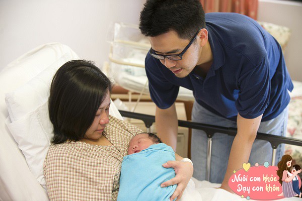 Trong những giờ đầu tiên và ngày đầu tiên sau sinh, việc có người thân, bạn bèbên cạnh sẽ hỗ trợ tinh thần cho người mẹ.