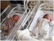 Bà bầu - Cặp song sinh chào đời theo cách cực kỳ hiếm gặp, đến bác sĩ cũng ngạc nhiên