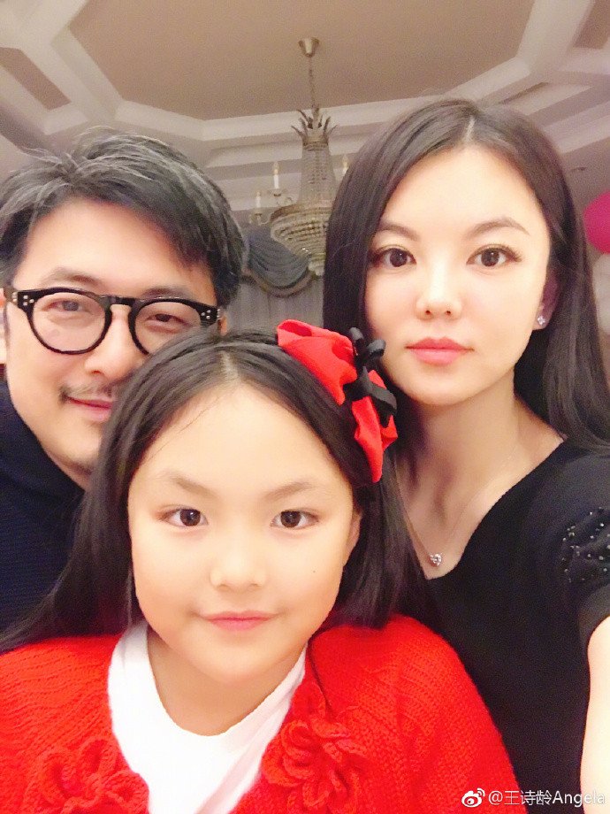 Vương Thi Linh là con gái của MC nổi tiếng Lý Tương và đạo diễn Vương Nhạc Luân.