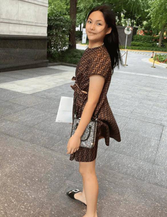 Trong một bài đăng mừng sinh nhật con gái 14 tuổi của MC Lý Tường, dân mạng bàn tàn xôn xao về giá trị bộ đồ cô bé mặc. Đó là chiếc váy thuộc thương hiệu Fendi có giá gần 35 triệu và đôi sandal Stuart Weitzman trị giá hơn 10 triệu VNĐ. 