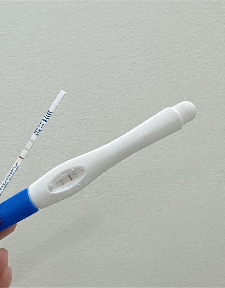 Quách Ngọc Tuyên đăng ảnh que thử thai 2 vạch.