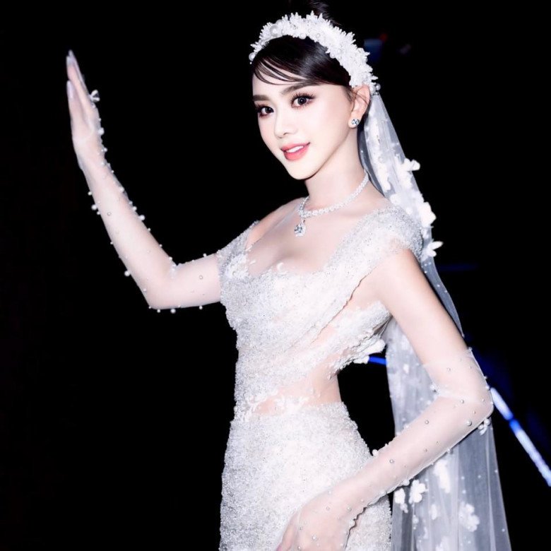 Lâm Khánh Chi đăng tải ảnh diện váy cưới kèm theo thông báo sắp lấy chồng. Cô chia sẻ: Tụi mình đã tìm hiểu và chính thức yêu nhau được 1 năm rồi. Anh về thưa với mẹ cha chọn ngày lành tháng tốt cho mình nên duyên vợ chồng anh nhe… Em cảm ơn anh đã đến với cuộc đời em, em yêu anh rất nhiều.