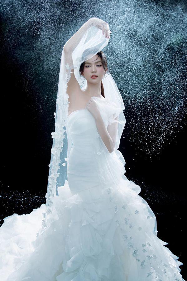 Ngọc Trinh tung ảnh diện váy cưới trong ngày 1/4.