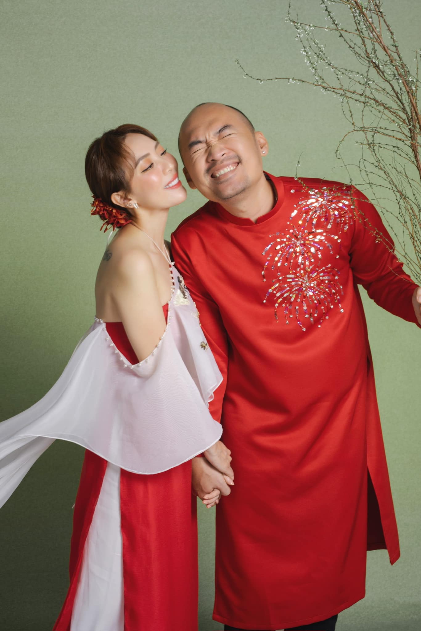 Diễn viên Thu Trang tag tên ông xã Tiến Luật, thông báo có bầu lần 2: Nguyễn Tiến Luật em biết hơi ấu trĩ. Nhưng em có bầu 3 tháng rồi.